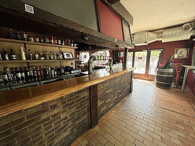 MURS COMMERCIAUX + FONDS DE COMMERCE LICENSE 4 A VENDRE - ST MAUR DES FOSSES - 180 m2 - 649�000�&euro; 