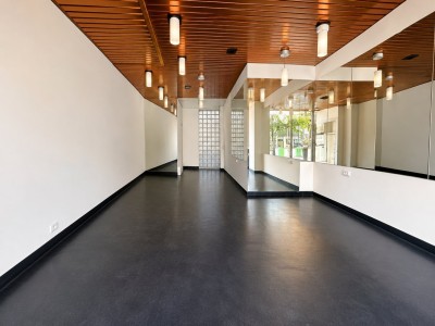 Boutique avec vitrine face gare Champigny/St Maur A LOUER - LA VARENNE ST HILAIRE Face à la gare de champigny - 39 m2 - 1 580 &euro; HC par mois