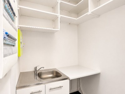Boutique avec vitrine sur rue face gare A LOUER - LA VARENNE ST HILAIRE Face à la gare de champigny - 39 m2 - 1 580 &euro; HC par mois