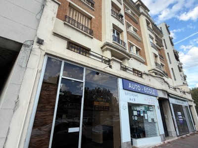 Boutique avec vitrine face gare Champigny/St Maur - LA VARENNE ST HILAIRE Face à la gare de champigny - 39 m2 - R&Eacute;ALIS&Eacute;