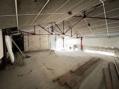 LOCAL COMMERCIAL A LOUER - ST MAUR DES FOSSES - 510 m2 - 14�000�&euro; HC par mois