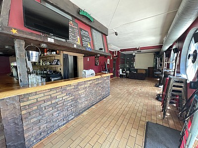 MURS COMMERCIAUX + FONDS DE COMMERCE LICENSE 4 A VENDRE - ST MAUR DES FOSSES - 180 m2 - 649 000 €