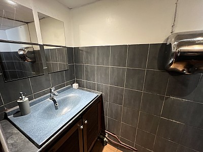 MURS COMMERCIAUX + FONDS DE COMMERCE LICENSE 4 A VENDRE - ST MAUR DES FOSSES - 180 m2 - 649 000 €