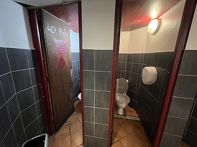 MURS COMMERCIAUX + FONDS DE COMMERCE LICENSE 4 A VENDRE - ST MAUR DES FOSSES - 180 m2 - 649 000 €