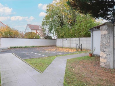 LOCAL D ACTIVITE A LOUER - ST MAUR DES FOSSES - 129.43 m2 - 2 300 &euro; HC par mois