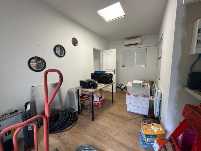 Local commercial à rafraîchir 58 m² à Neuilly-Plaisance (limite Le Perreux), terrain 169 m², garage 16 m². Centre-ville, RER, bus. 313 000 €