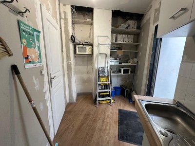 Local commercial à rafraîchir 58 m² à Neuilly-Plaisance (limite Le Perreux), terrain 169 m², garage 16 m². Centre-ville, RER, bus. 313 000 €