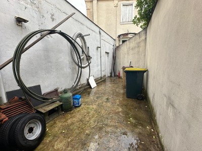 Local commercial à rafraîchir 58 m² à Neuilly-Plaisance (limite Le Perreux), terrain 169 m², garage 16 m². Centre-ville, RER, bus. 313 000 €