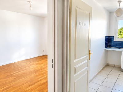 BEL APPARTEMENT AVEC TERRASSE ET PARKING – RÉSIDENCE RÉCENTE