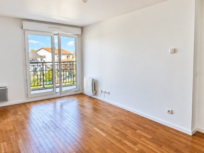 BEL APPARTEMENT AVEC TERRASSE ET PARKING – RÉSIDENCE RÉCENTE
