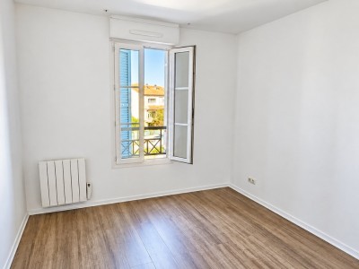 BEL APPARTEMENT AVEC TERRASSE ET PARKING – RÉSIDENCE RÉCENTE