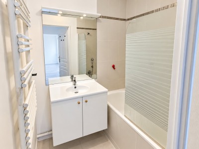BEL APPARTEMENT AVEC TERRASSE ET PARKING – RÉSIDENCE RÉCENTE