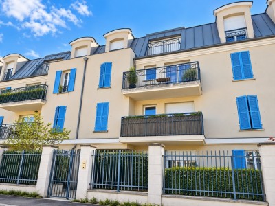 BEL APPARTEMENT AVEC TERRASSE ET PARKING – RÉSIDENCE RÉCENTE