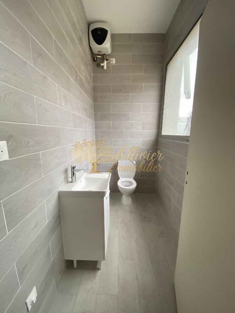 ENTREPOT A LOUER - VILLENEUVE LE ROI - 260 m2 - 2�600�&euro; HC et HT par mois