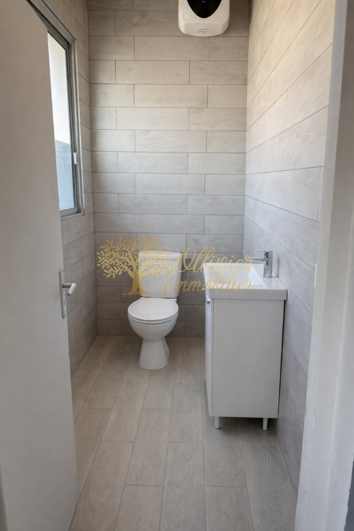 ENTREPOT A LOUER - VILLENEUVE LE ROI - 140 m2 - 1�400�&euro; HC et HT par mois