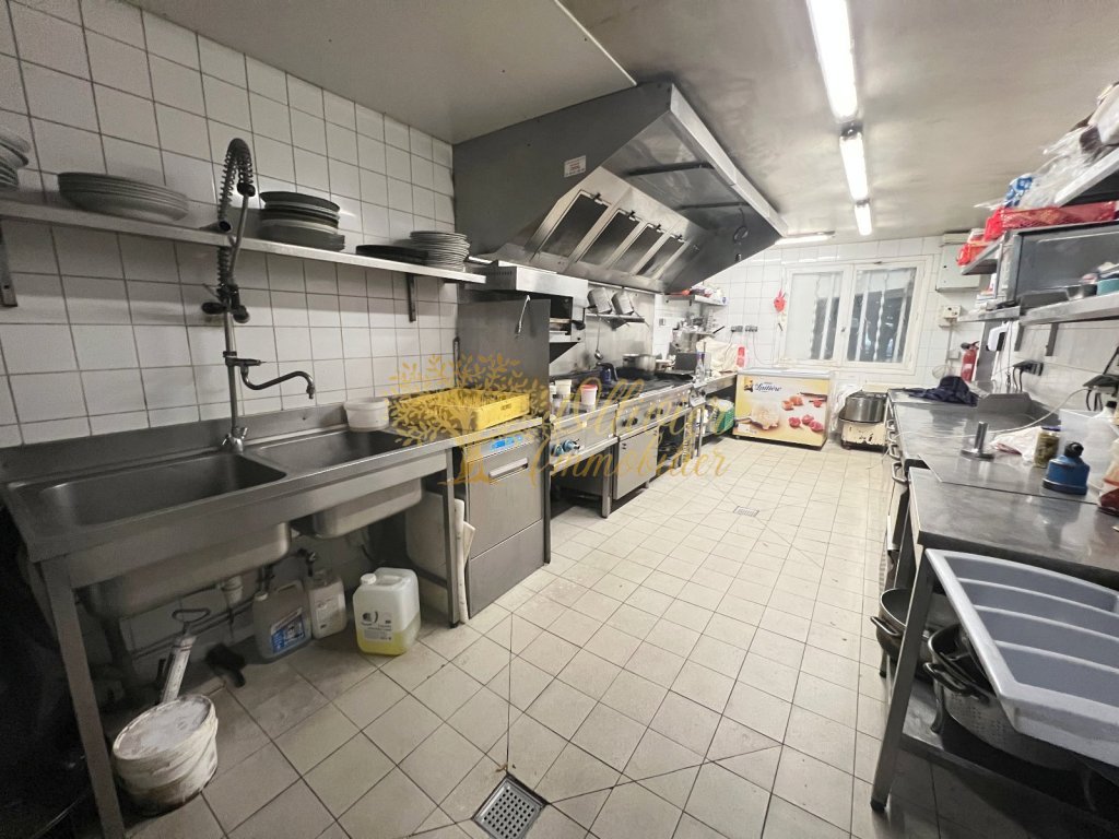 FONDS DE COMMERCE A CEDER - RESTAURANT - ST MAUR DES FOSSES - 197.04 m2 - 425�600�&euro;