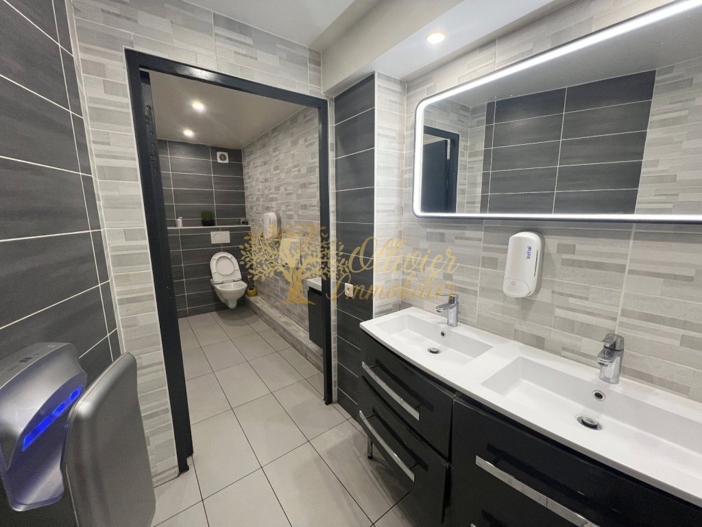 FONDS DE COMMERCE A CEDER - RESTAURANT - ST MAUR DES FOSSES - 197.04 m2 - 425�600�&euro;