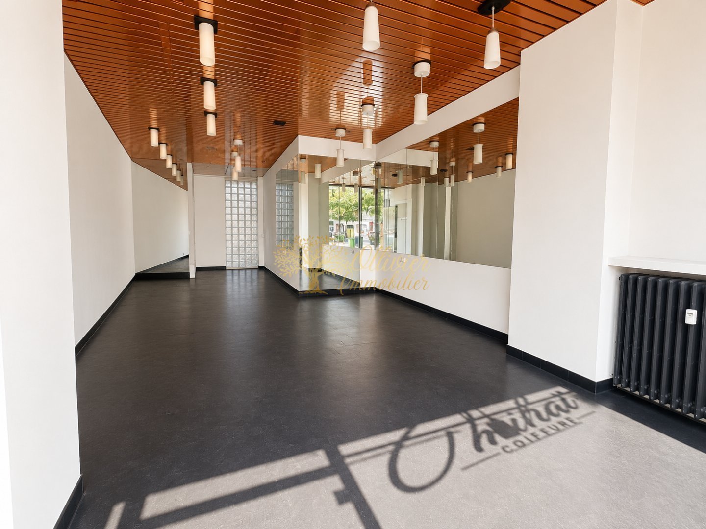 Boutique avec vitrine sur rue face gare A LOUER - LA VARENNE ST HILAIRE Face à la gare de champigny - 39 m2 - 1 580 &euro; HC par mois