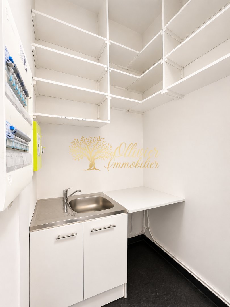 Boutique avec vitrine sur rue face gare A LOUER - LA VARENNE ST HILAIRE Face à la gare de champigny - 39 m2 - 1 580 &euro; HC par mois