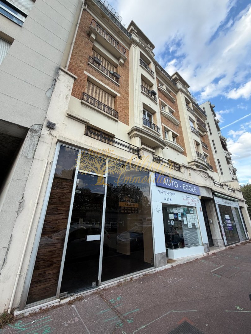 Boutique avec vitrine face gare Champigny/St Maur - LA VARENNE ST HILAIRE Face à la gare de champigny - 39 m2 - R&Eacute;ALIS&Eacute;