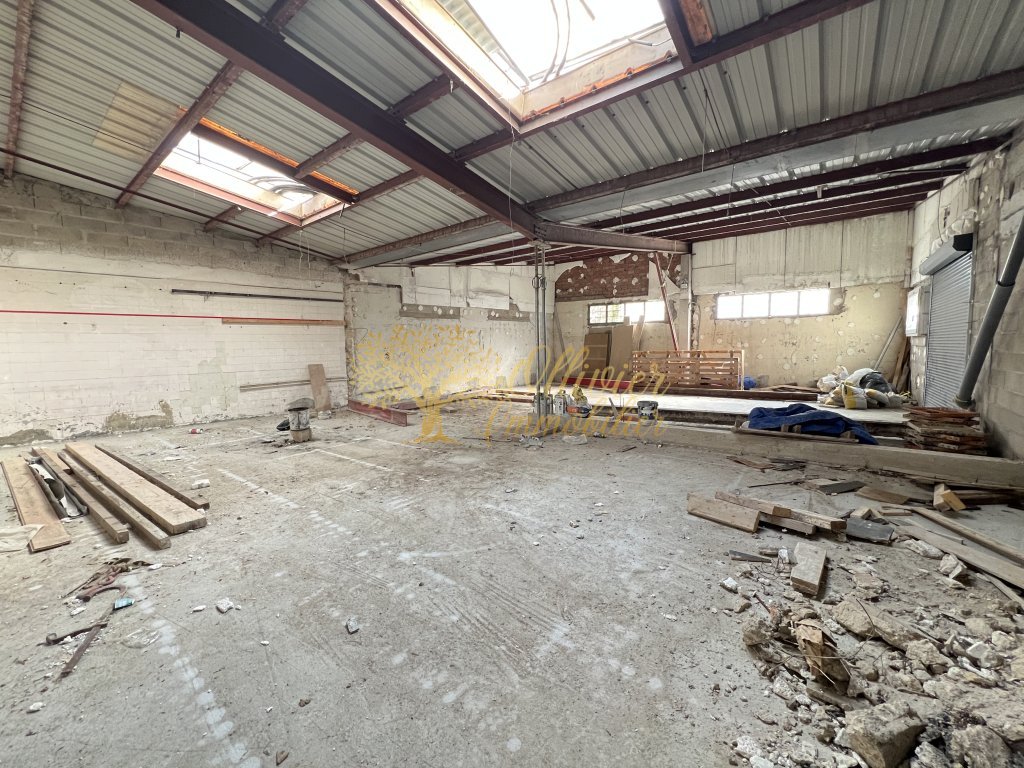 LOCAL COMMERCIAL A LOUER - ST MAUR DES FOSSES - 510 m2 - 14�000�&euro; HC par mois