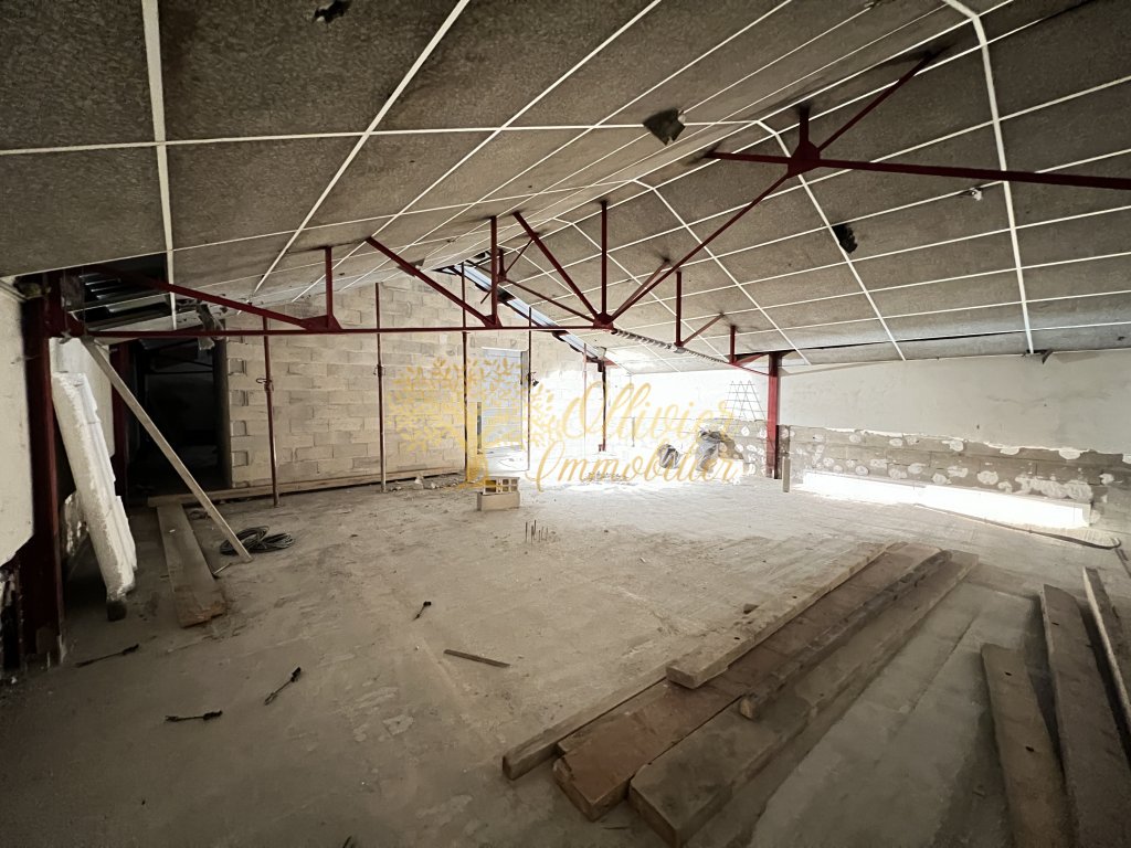 LOCAL COMMERCIAL A LOUER - ST MAUR DES FOSSES - 510 m2 - 14�000�&euro; HC par mois