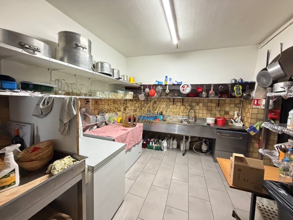 MURS COMMERCIAUX A VENDRE - ST MAUR DES FOSSES - 100 m2 - 1�250�000�&euro; 