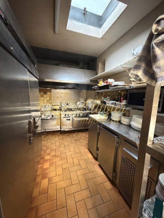 MURS COMMERCIAUX A VENDRE - ST MAUR DES FOSSES - 100 m2 - 1�250�000�&euro; 