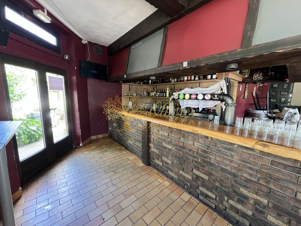 MURS COMMERCIAUX + FONDS DE COMMERCE LICENSE 4 A VENDRE - ST MAUR DES FOSSES - 180 m2 - 649�000�&euro; 