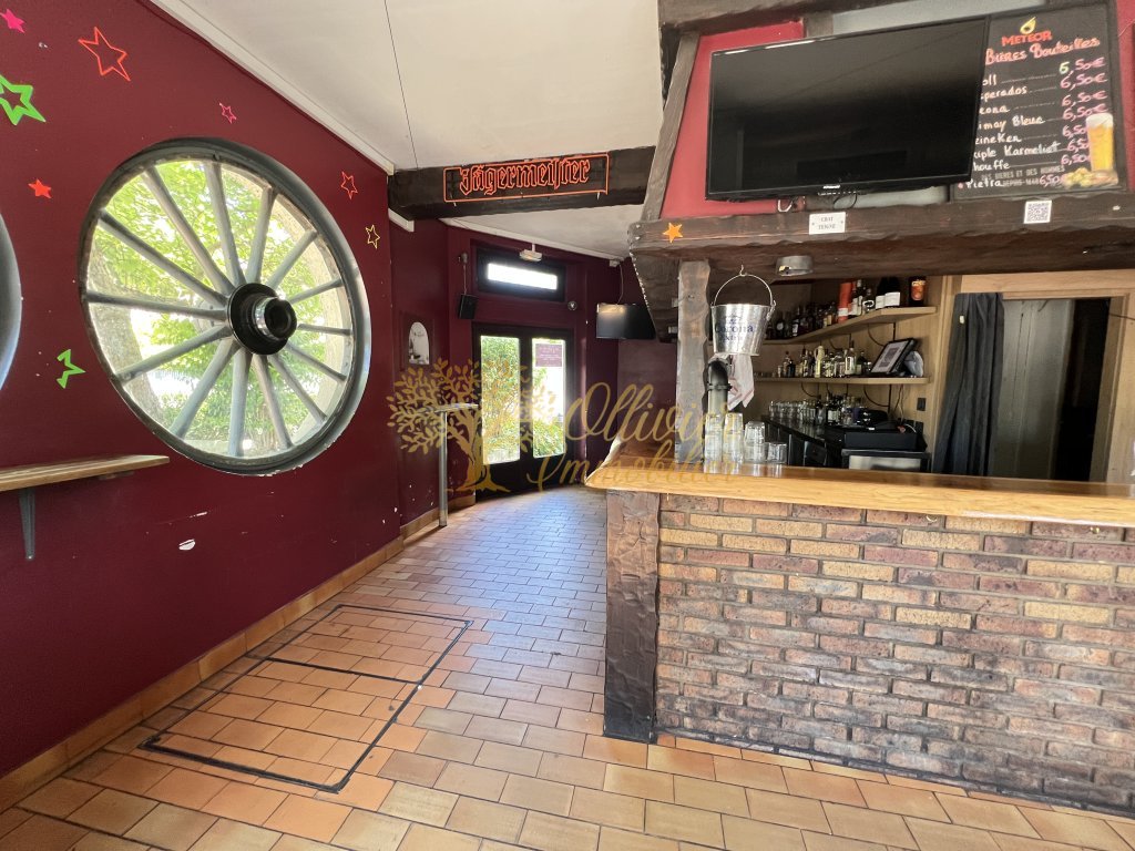 MURS COMMERCIAUX + FONDS DE COMMERCE LICENSE 4 A VENDRE - ST MAUR DES FOSSES - 180 m2 - 649�000�&euro; 