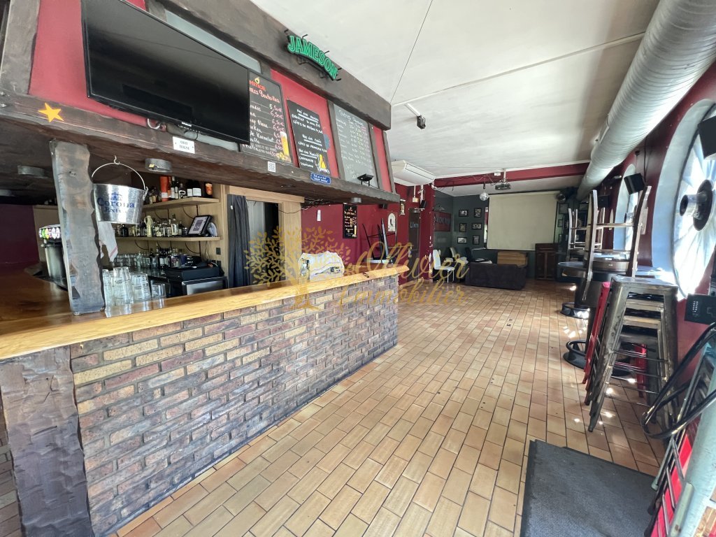 MURS COMMERCIAUX + FONDS DE COMMERCE LICENSE 4 A VENDRE - ST MAUR DES FOSSES - 180 m2 - 649�000�&euro; 