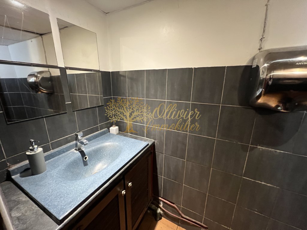 MURS COMMERCIAUX + FONDS DE COMMERCE LICENSE 4 A VENDRE - ST MAUR DES FOSSES - 180 m2 - 649�000�&euro; 