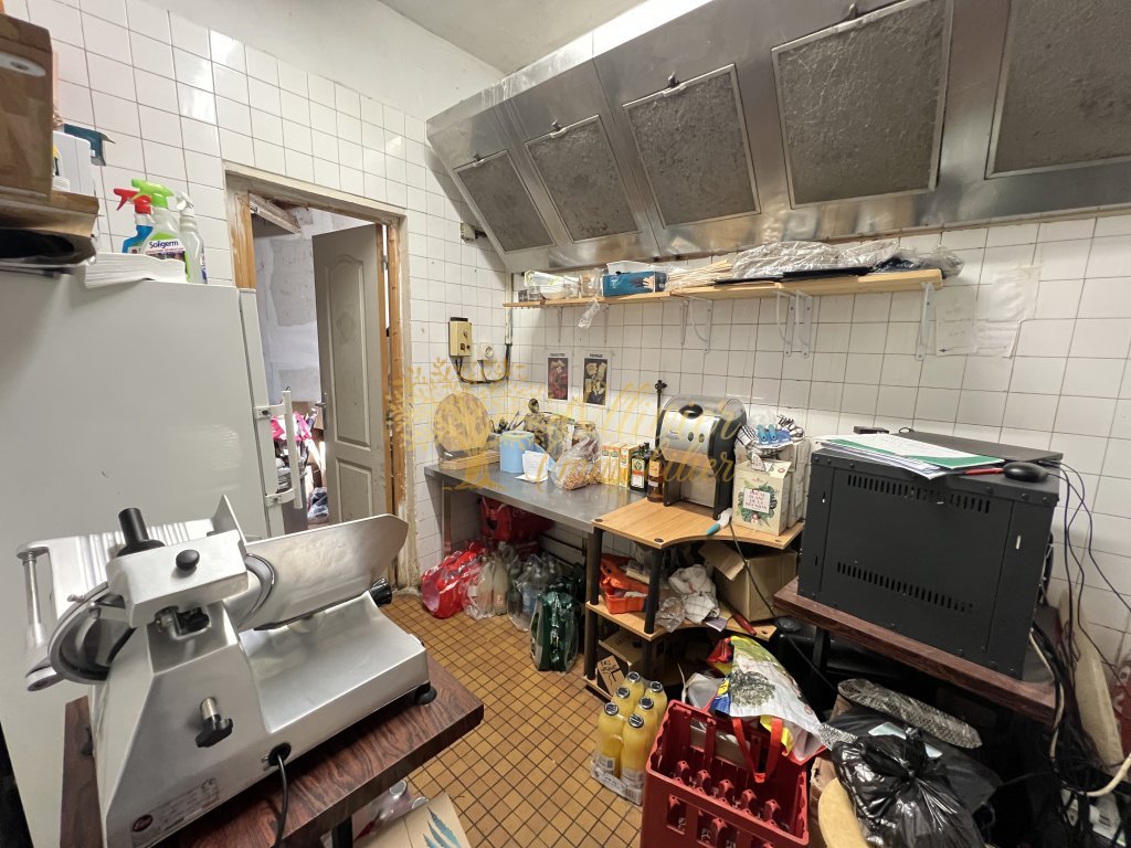 MURS COMMERCIAUX + FONDS DE COMMERCE LICENSE 4 A VENDRE - ST MAUR DES FOSSES - 180 m2 - 649�000�&euro; 