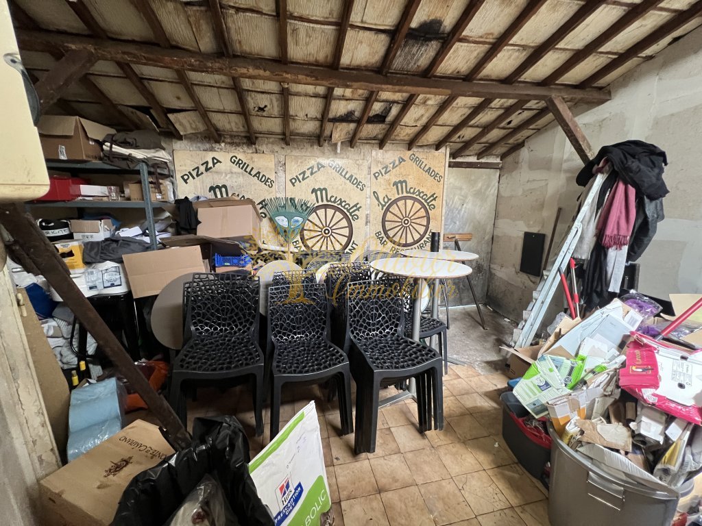 MURS COMMERCIAUX + FONDS DE COMMERCE LICENSE 4 A VENDRE - ST MAUR DES FOSSES - 180 m2 - 649�000�&euro; 