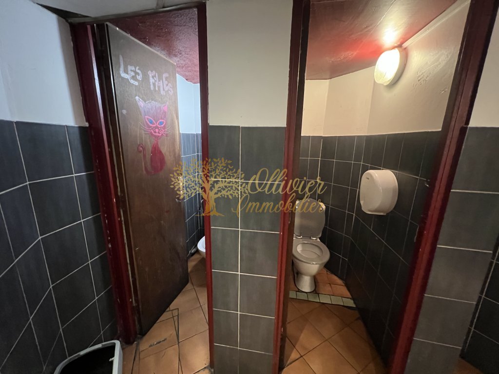 MURS COMMERCIAUX + FONDS DE COMMERCE LICENSE 4 A VENDRE - ST MAUR DES FOSSES - 180 m2 - 649�000�&euro; 