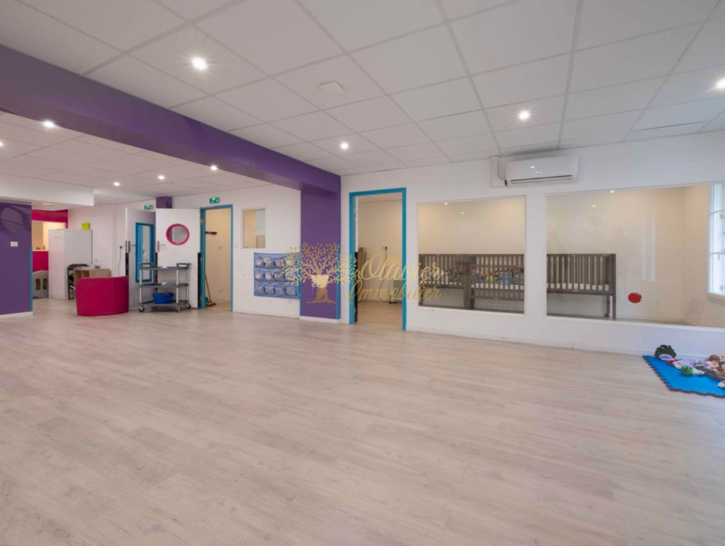 LOCAL D ACTIVITE A LOUER - ST MAUR DES FOSSES - 129.43 m2 - 2 300 &euro; HC par mois