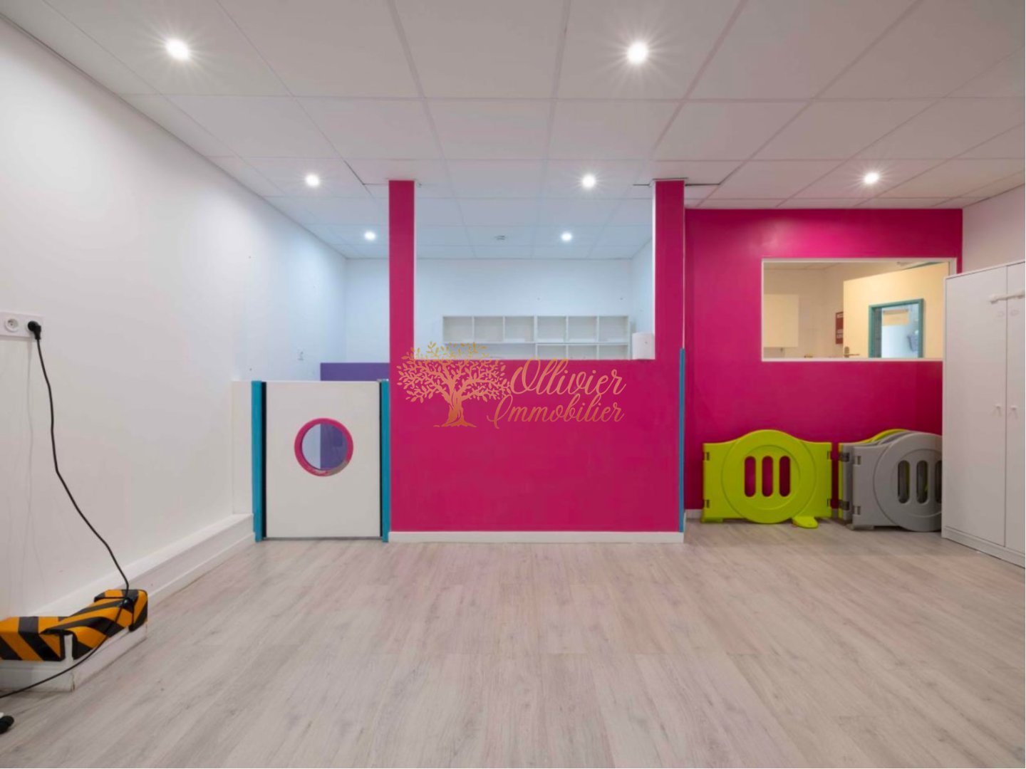 LOCAL D ACTIVITE A LOUER - ST MAUR DES FOSSES - 129.43 m2 - 2 300 &euro; HC par mois