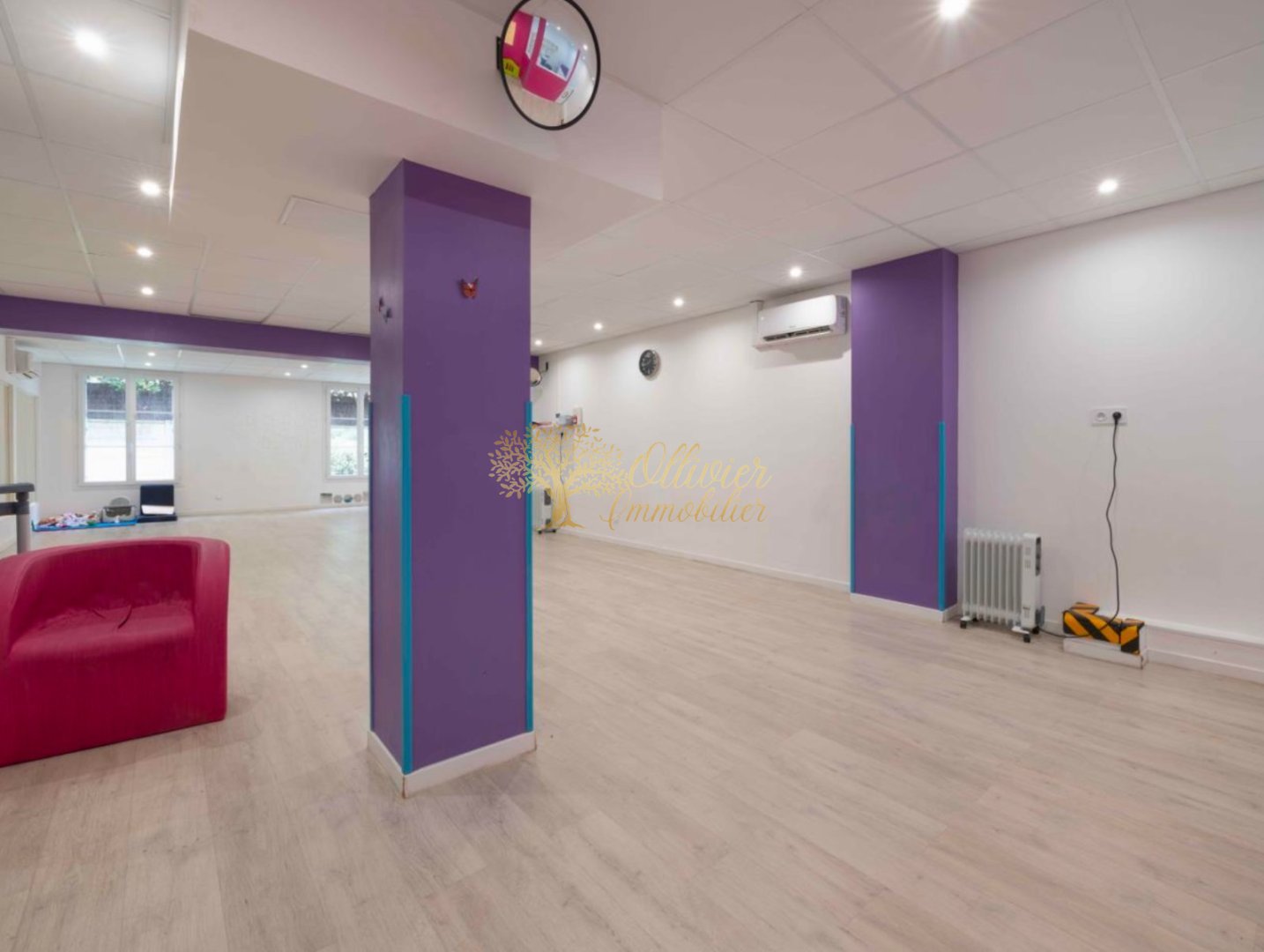 LOCAL D ACTIVITE A LOUER - ST MAUR DES FOSSES - 129.43 m2 - 2 300 &euro; HC par mois