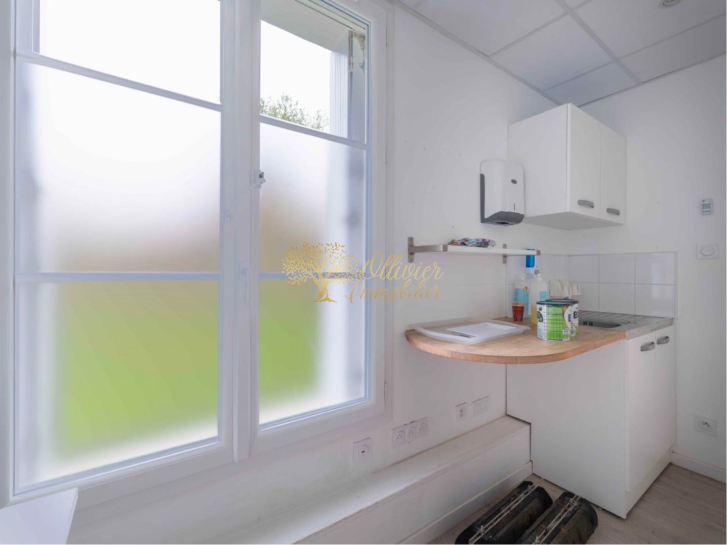 LOCAL D ACTIVITE A LOUER - ST MAUR DES FOSSES - 129.43 m2 - 2 300 &euro; HC par mois