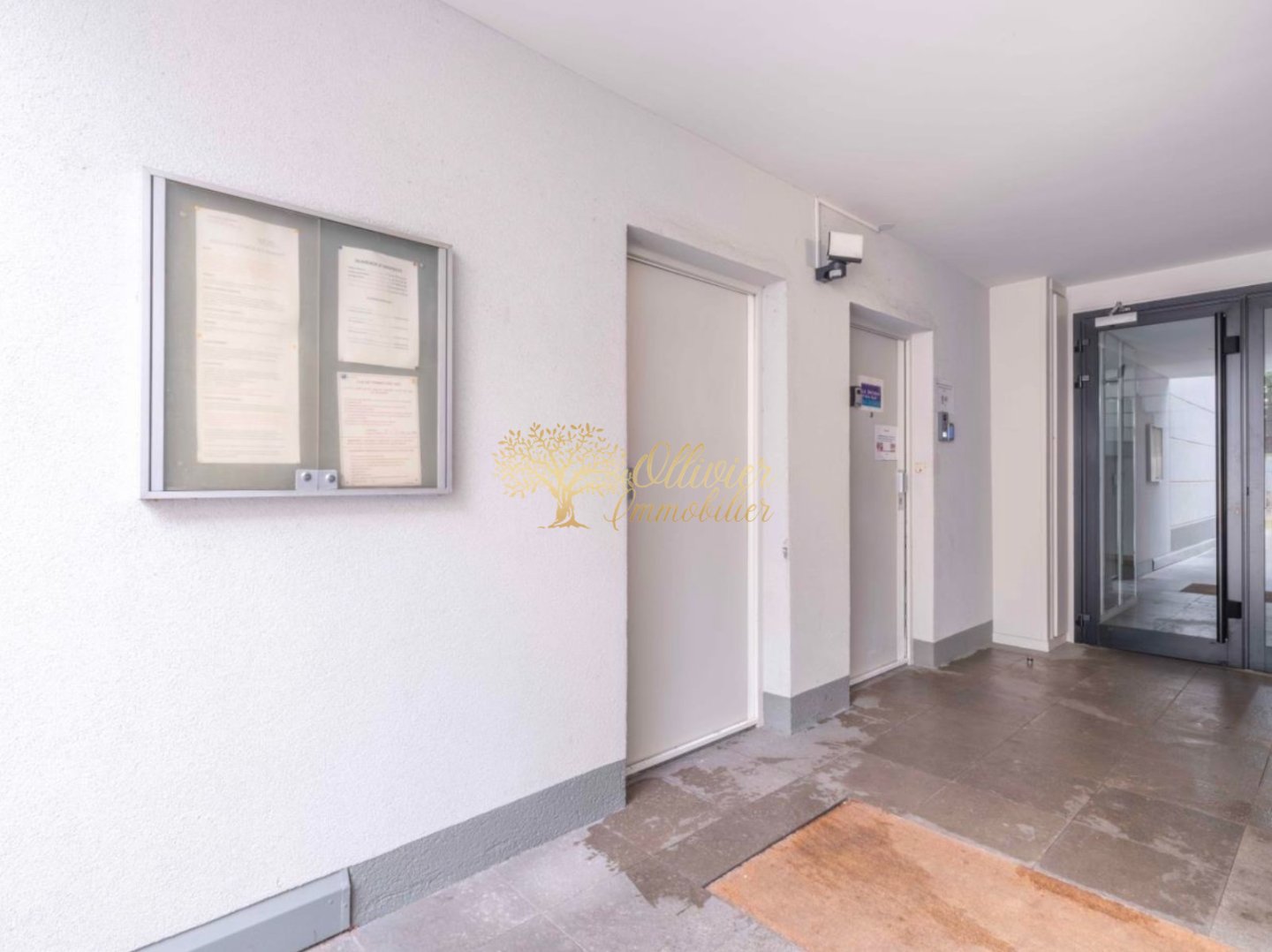 LOCAL D ACTIVITE A LOUER - ST MAUR DES FOSSES - 129.43 m2 - 2 300 &euro; HC par mois