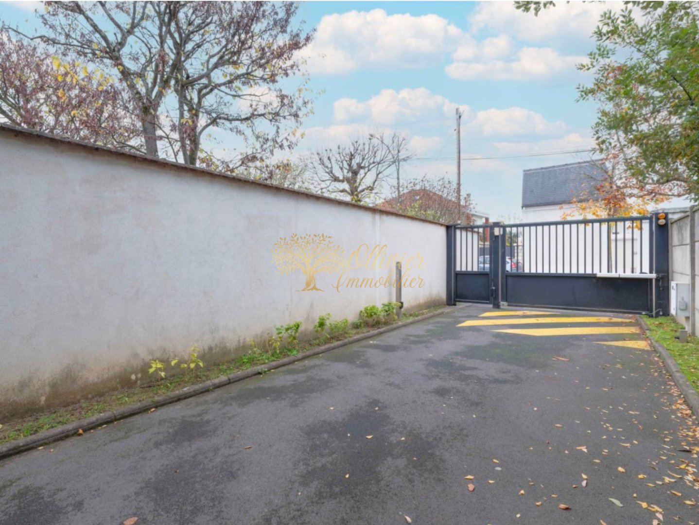 LOCAL D ACTIVITE A LOUER - ST MAUR DES FOSSES - 129.43 m2 - 2 300 &euro; HC par mois