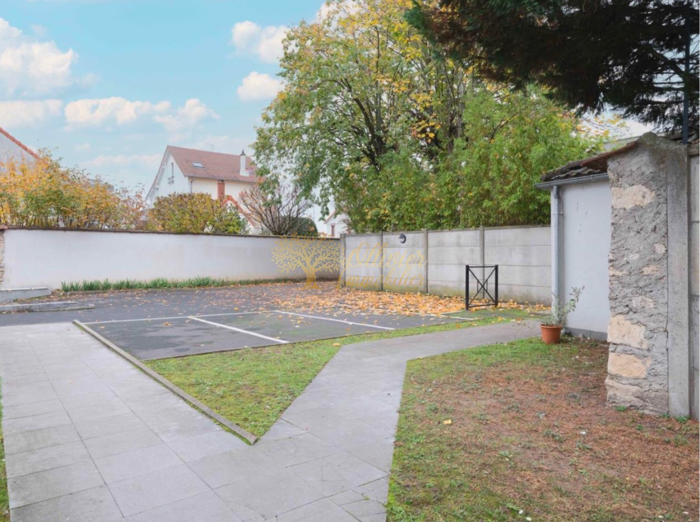 LOCAL D ACTIVITE A LOUER - ST MAUR DES FOSSES - 129.43 m2 - 2 300 &euro; HC par mois