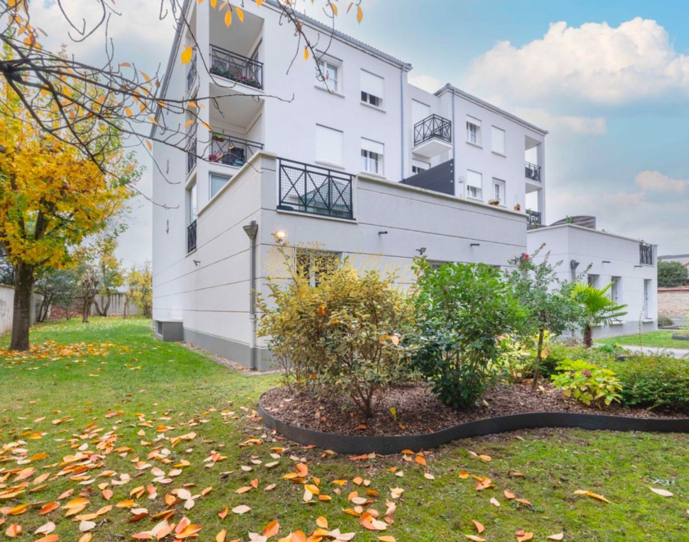LOCAL D ACTIVITE A LOUER - ST MAUR DES FOSSES - 129.43 m2 - 2 300 &euro; HC par mois
