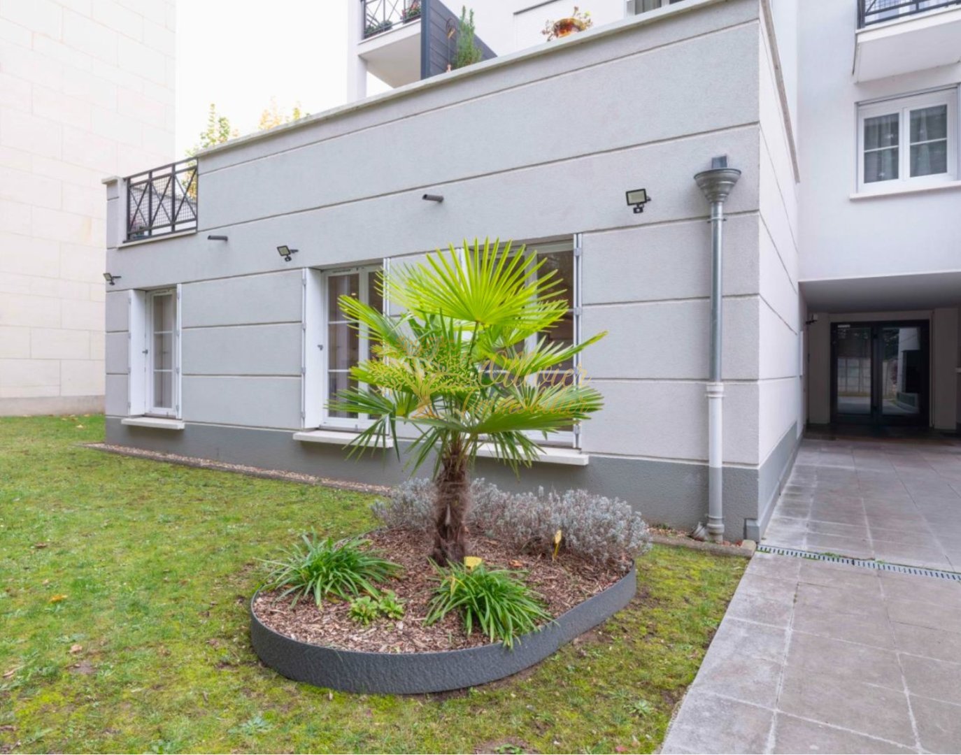 LOCAL D ACTIVITE A LOUER - ST MAUR DES FOSSES - 129.43 m2 - 2 300 &euro; HC par mois