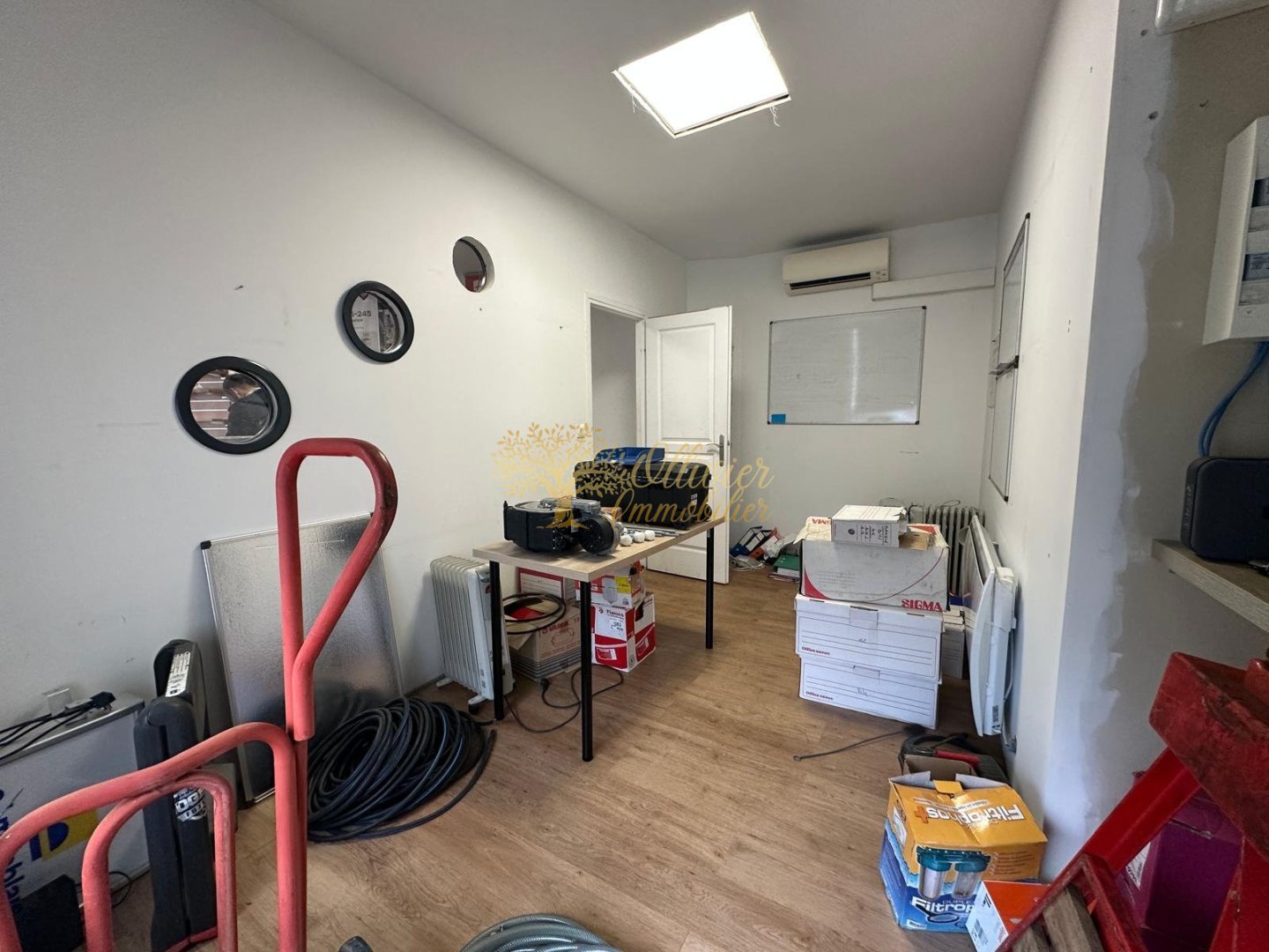 Local commercial à rafraîchir 58 m² à Neuilly-Plaisance (limite Le Perreux), terrain 169 m², garage 16 m². Centre-ville, RER, bus. 313 000 €
