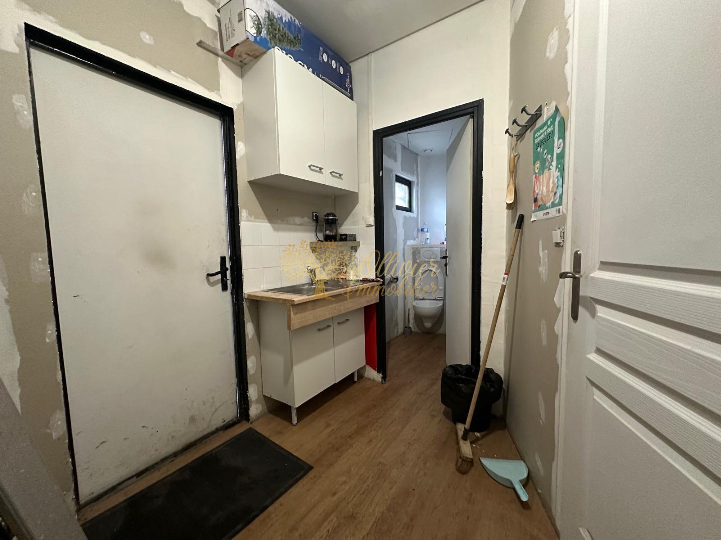 Local commercial à rafraîchir 58 m² à Neuilly-Plaisance (limite Le Perreux), terrain 169 m², garage 16 m². Centre-ville, RER, bus. 313 000 €