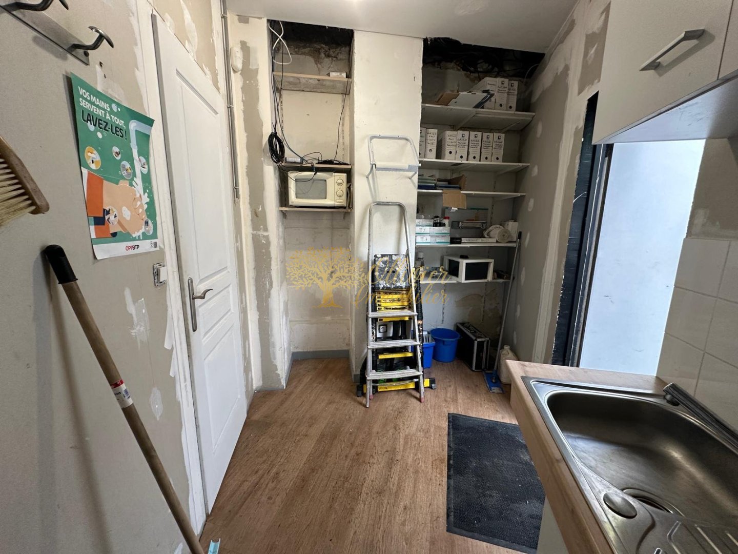 Local commercial à rafraîchir 58 m² à Neuilly-Plaisance (limite Le Perreux), terrain 169 m², garage 16 m². Centre-ville, RER, bus. 313 000 €