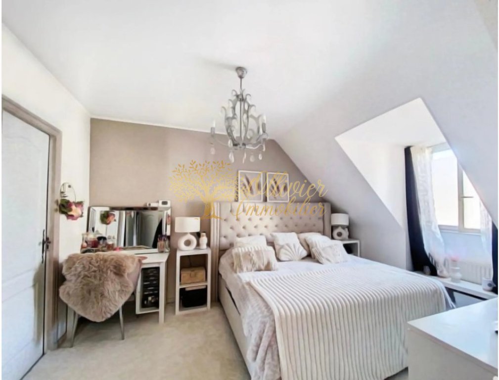 Maison de 5 pi�ces de 200 m� � Crosne A VENDRE - CROSNE - 125.23 m2 - 550�000�&euro;