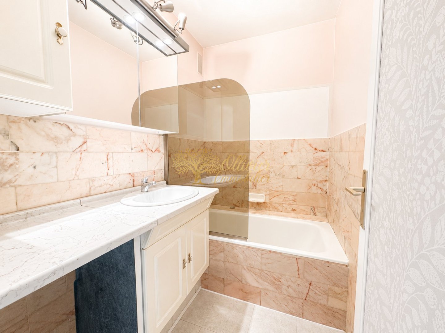 CENTRE A VENDRE - LA VARENNE ST HILAIRE centre - 42.6 m2 - 247 000 &euro;