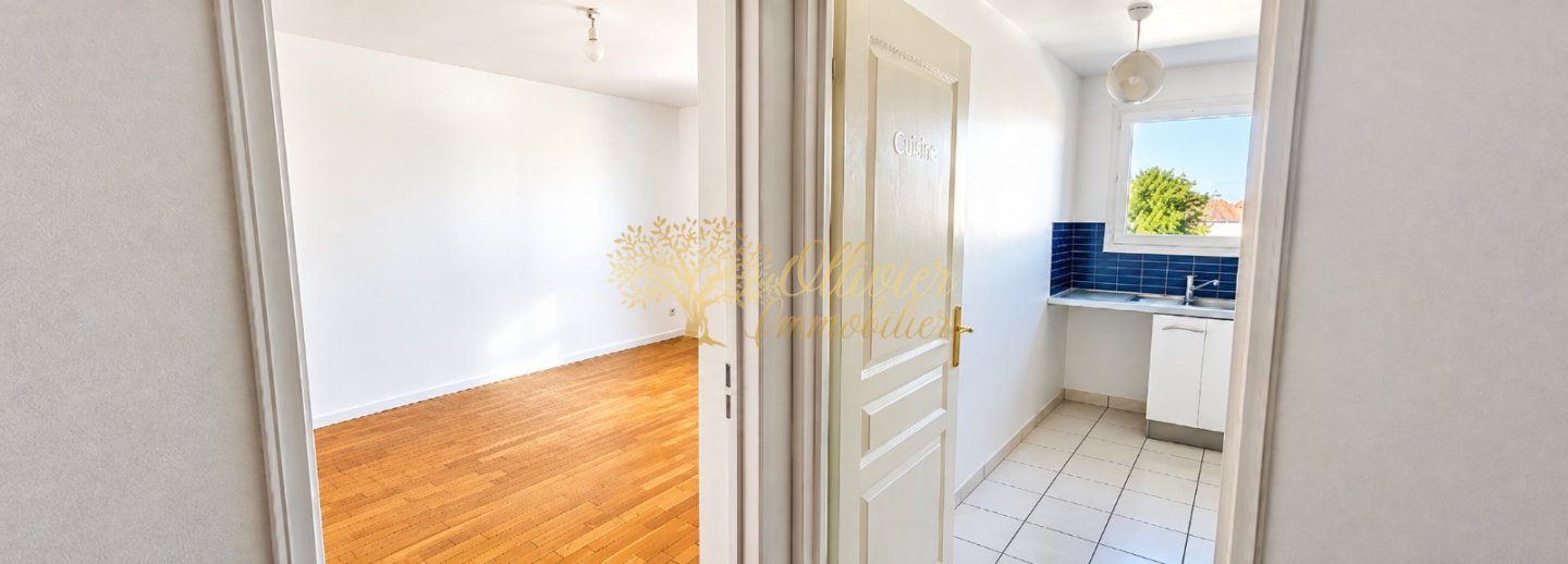 BEL APPARTEMENT AVEC TERRASSE ET PARKING – RÉSIDENCE RÉCENTE